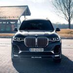 Estadísticas: 1,020 hp, 1,050 lb-ft, 0-60 en 2.5 segundos
La realidad: El SUV eléctrico más rápido del mundo.

El Tesla Model X Plaid es, sin lugar a dudas, el SUV eléctrico más rápido que existe en el mercado, con 1,020 caballos de fuerza y un tiempo de 0 a 60 mph en 2.5 segundos. Gracias a sus tres motores eléctricos, el Model X es capaz de superar a muchos autos deportivos tradicionales en aceleración. Además de su rendimiento impresionante, el Model X mantiene las características que han hecho a Tesla famosa: tecnología de punta, una impresionante autonomía y una experiencia de conducción de primera. Este SUV es el ejemplo perfecto de cómo la electrificación puede competir con los mejores autos deportivos.