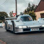 El Porsche 963 RSP es un prototipo único basado en el coche de carreras Porsche 963 Hypercar. Este modelo fue desarrollado como un homenaje al Count Rossi 917, un Porsche 917 de carreras adaptado para las calles. La versión de calle del 963 presenta una altura de suspensión elevada, cambios en los arcos de rueda y faros homologados para su uso en carretera. Aunque el 963 RSP no está disponible para el público y solo existe como una pieza única, es una de las creaciones más fascinantes de Porsche. Actualmente se encuentra en el Porsche Museum de Stuttgart.