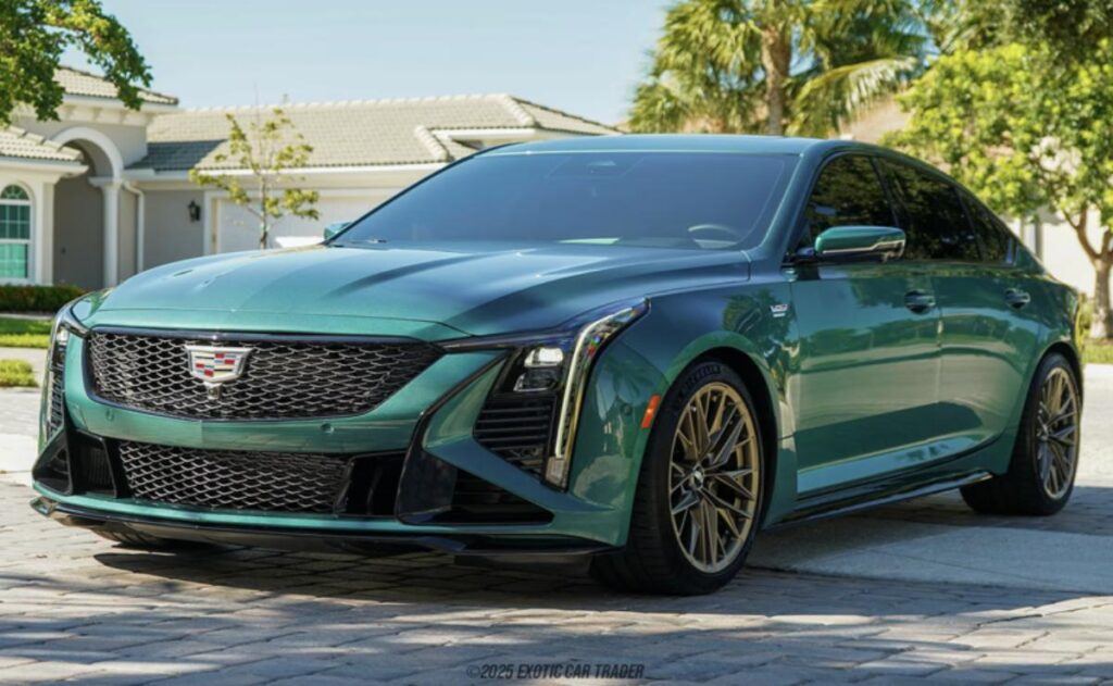 Cadillac CT5-V Blackwing 2025 el sedán deportivo de lujo con 4237 millas y 668 caballos de potencia.