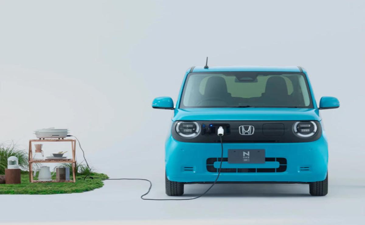 Honda presenta el N-One e: el coche eléctrico más pequeño y sostenible de su historia.