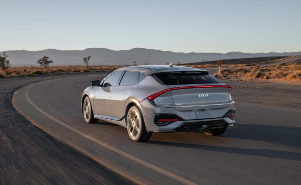 Kia EV6 GT-Line 2025: Elegancia y potencia en un SUV eléctrico urbano.