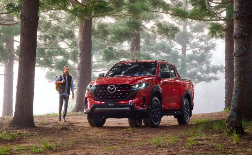Mazda desafía la tendencia: se niega a fabricar camionetas eléctricas y apuesta por el diésel.