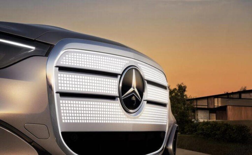 Mercedes-Benz revoluciona el diseño automotriz con una parrilla iluminada en el GLC EQ.