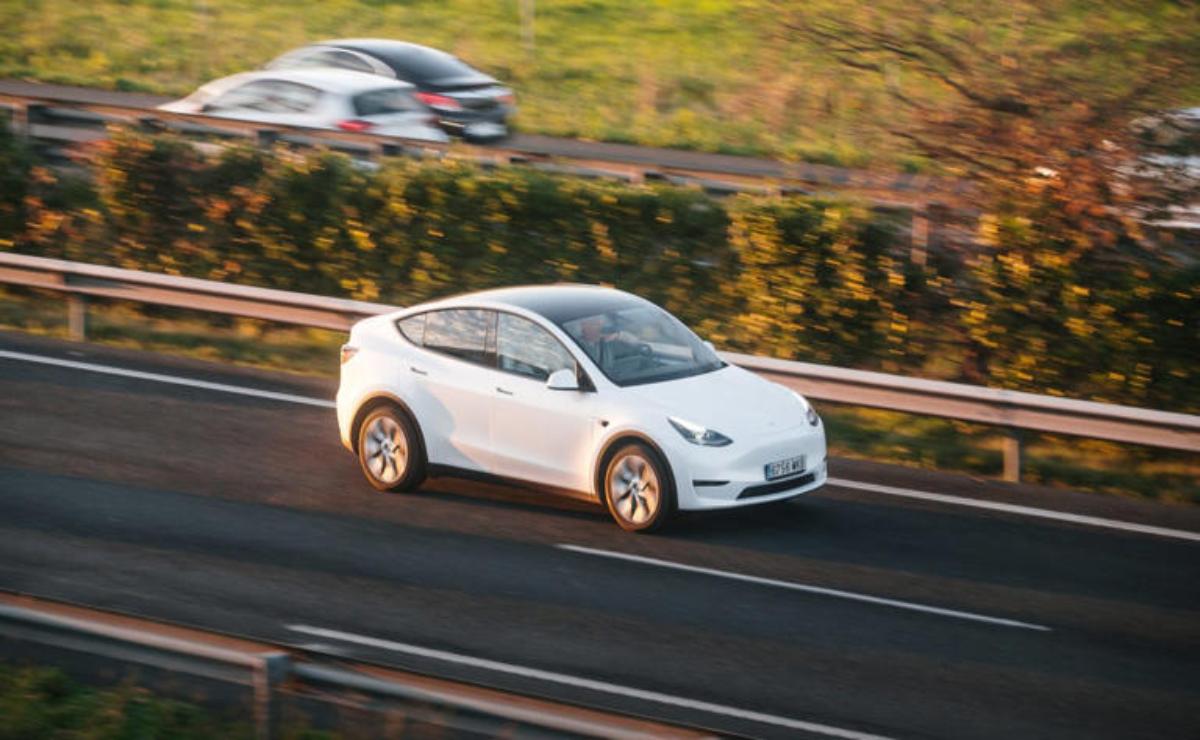 ¿Vale la pena viajar en Tesla en lugar de transporte público? Comparativa de costos 2025.