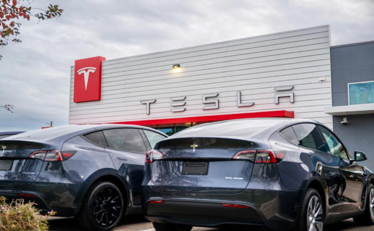 Tesla enfrenta una indemnización de 240 millones por accidente fatal relacionado con su sistema de piloto automático.