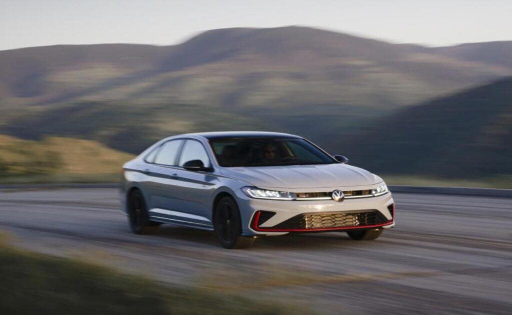 Volkswagen Jetta GLI 2025: Un Sedán Deportivo Asequible con Transmisión Manual ¡Y Ofertas de Arrendamiento Impresionantes!