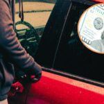 ¿Por qué asegurar un coche eléctrico es más caro que un vehículo de gasolina en 2025?