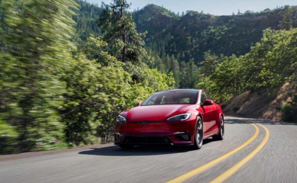 Todos los coches eléctricos con conducción manos libres que podrás comprar en 2025.