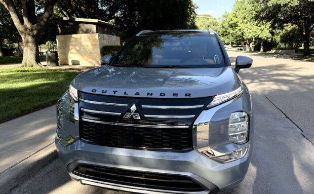 Frontal de un SUV Mitsubishi 2025