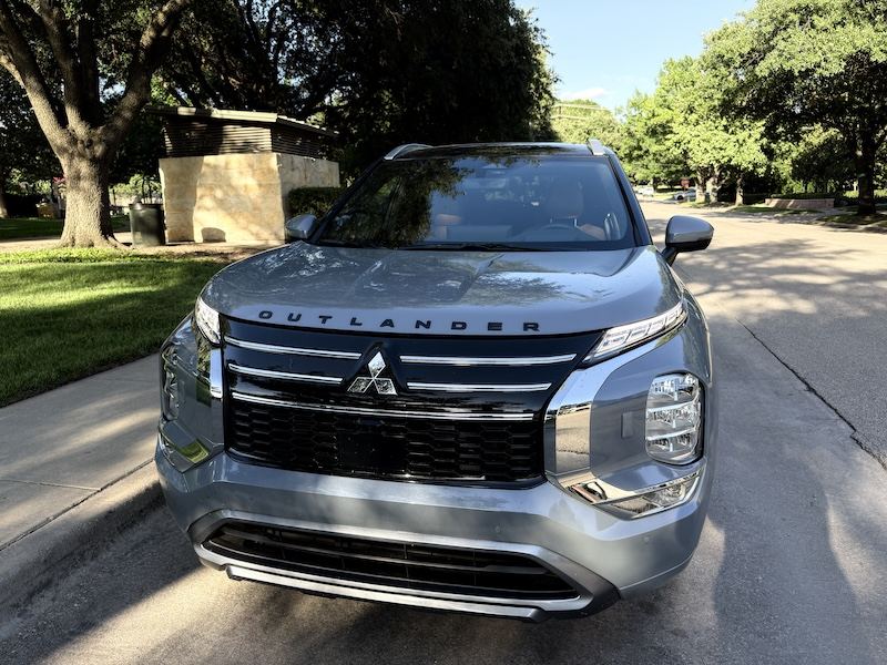 Frontal de un SUV Mitsubishi 2025