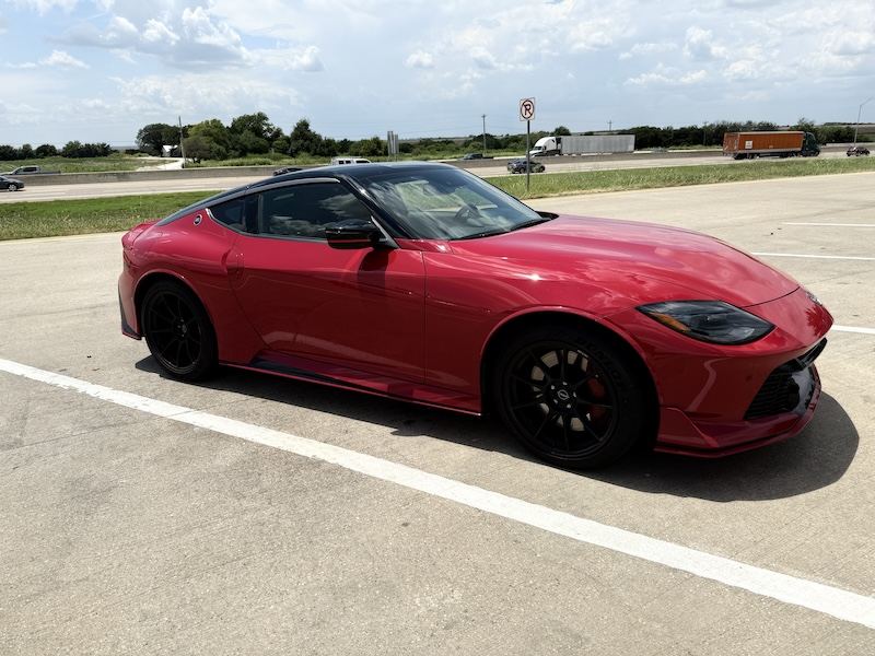 Lateral de un Nissan Z Nismo 2025 rojo