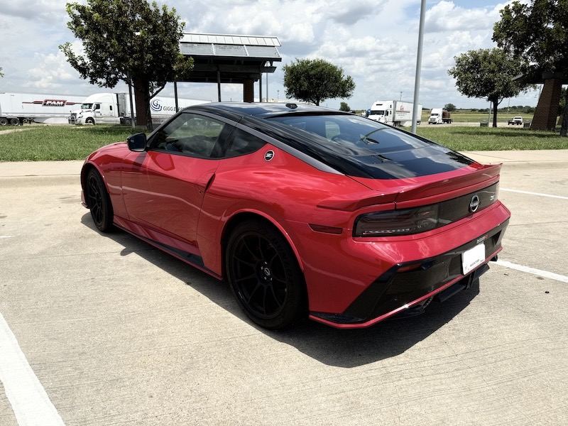 Trasera 3/4 de un Nismo 2025