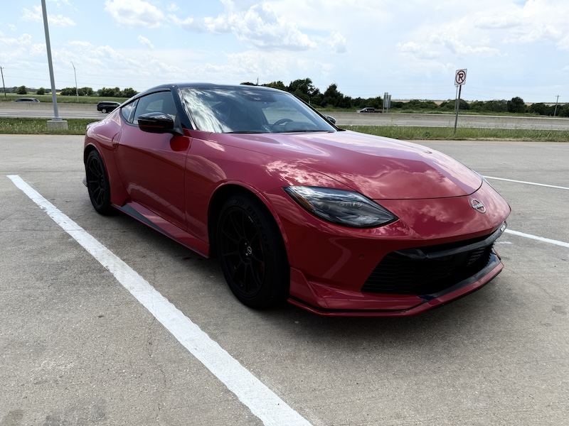 Frontal 3/4 de un Nissan Z Nismo 2025 rojo