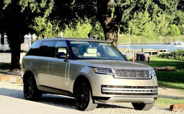 Lateral 3/4 de un Range Rover Autobiography 2025 color plata
