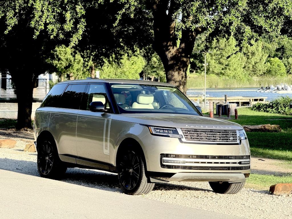 Lateral 3/4 de un Range Rover Autobiography 2025 color plata