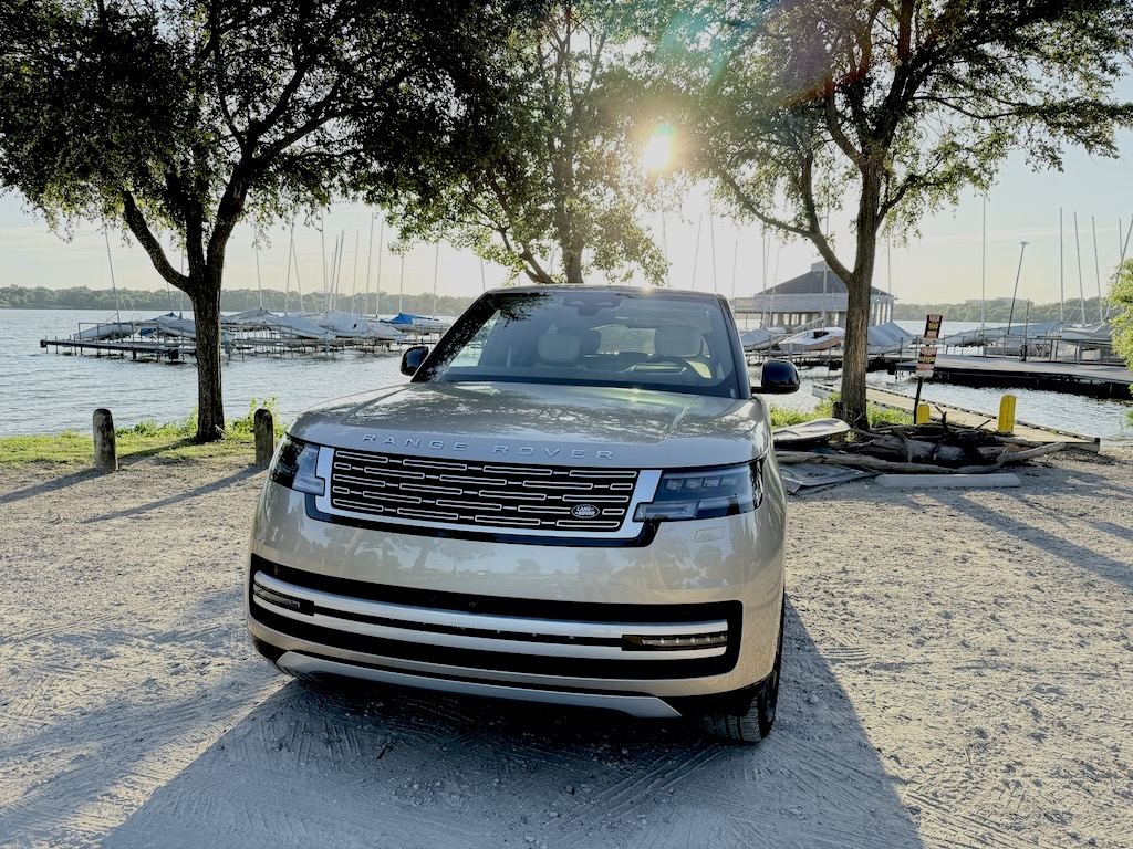 Frontal de un Range Rover 2025 color plata