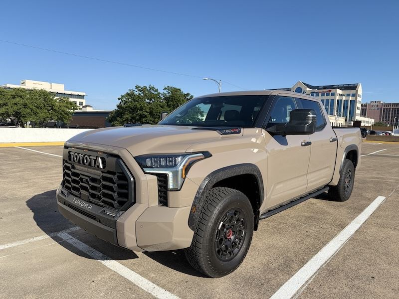 Frontal 3/4 de un Toyota Tundra 2025