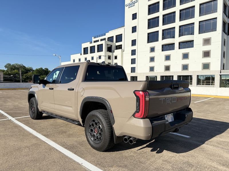 Trasera 3/4 de un Toyota Tundra TRD Pro 2025