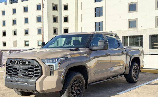 Frontal 3/4 de un Toyota Tundra TRD Pro 2025