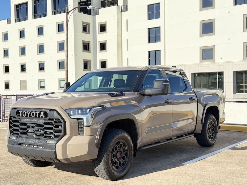 Frontal 3/4 de un Toyota Tundra TRD Pro 2025