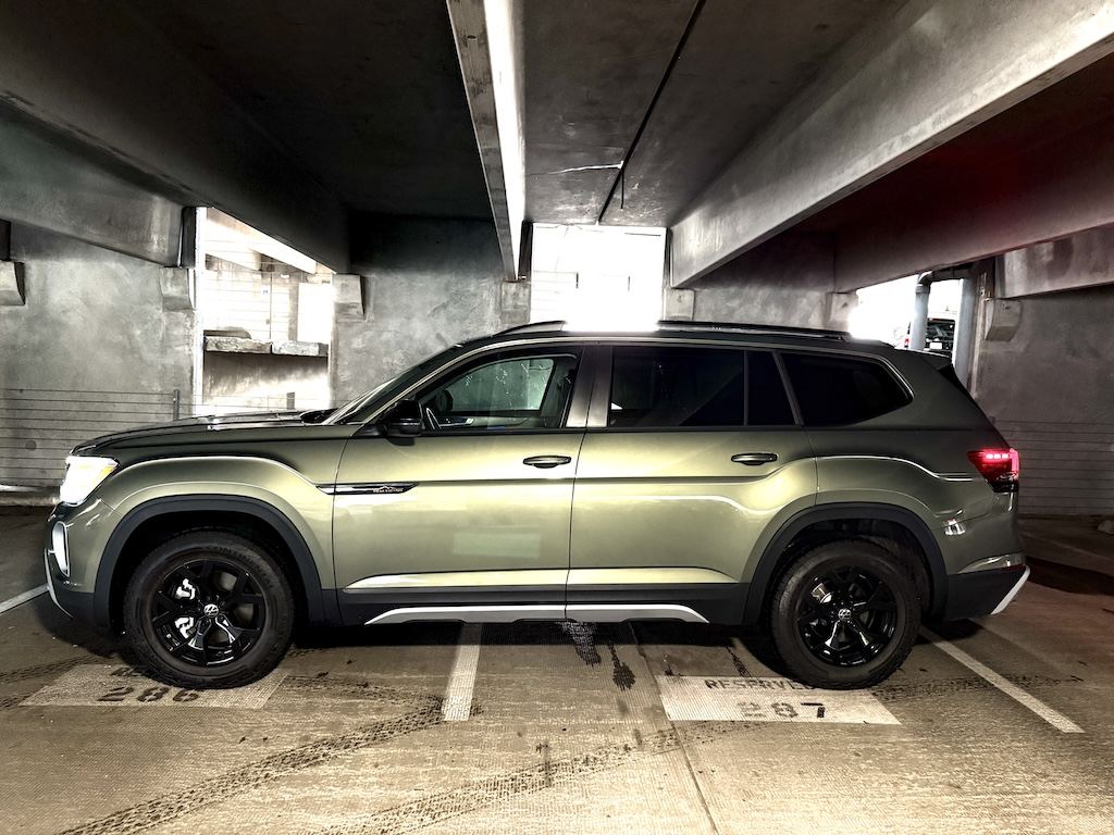 Lateral de un Volkswagen Atlas Peak Edition SE w/Tech 2025