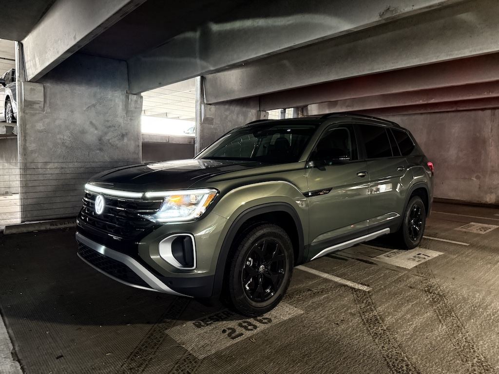 Frontal 3/4 de un Volkswagen Atlas Peak Edition SE w/Tech 2025