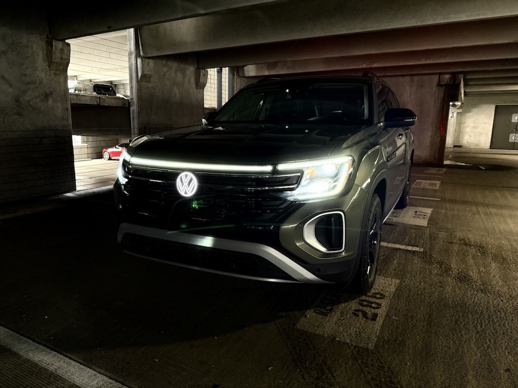 Frontal 3/4 de un Volkswagen Atlas Peak Edition SE
