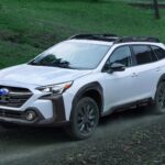 El Subaru Outback Premium es uno de los SUV más recomendados para jubilados gracias a su equilibrio perfecto entre comodidad, seguridad y fiabilidad. Este modelo tiene un precio de segunda mano que oscila entre los $28,888 y los $34,390. Con un consumo de combustible de 26 MPG en ciudad y 33 MPG en carretera, el Outback es ideal para aquellos que buscan un vehículo eficiente para viajes largos o desplazamientos diarios.

Además de su eficiente consumo de combustible, este SUV cuenta con un interior espacioso, asientos calefactables, y un diseño pensado para maximizar la comodidad de los pasajeros. Los 3,6 cm más de espacio para las piernas en la parte trasera y la climatización dual aseguran que los pasajeros disfruten de cada trayecto. La calificación de seguridad de cinco estrellas de la NHTSA hace del Outback una opción fiable y segura para los jubilados.