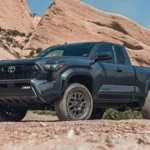 La Toyota Tacoma es una de las camionetas más confiables en el mercado, lo que justifica su precio elevado en el mercado de autos usados. Sin embargo, los compradores están pagando más de $35,000 por modelos con hasta 80,000 millas, lo que no siempre tiene sentido. Alex Black, de la plataforma EpicVIN, destaca que la escasez de inventario y la alta demanda de vehículos Toyota hacen que los precios suban, incluso si las cifras no se ajustan al valor real del vehículo. La Tacoma es una camioneta excelente, pero el precio está inflado debido a la reputación de la marca, lo que puede no ser la mejor opción para quienes buscan una compra justa.