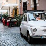 Fiat, con su inconfundible estilo italiano y diseños compactos, parece una opción económica para conductores urbanos. Sin embargo, problemas frecuentes en frenos, suspensión y sistemas eléctricos hacen que su aparente asequibilidad desaparezca rápidamente, convirtiéndose en un gasto constante para los propietarios. Además, la dificultad para conseguir piezas de repuesto prolonga los tiempos de reparación y eleva el coste total.