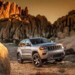 Costos promedio anuales de mantenimiento: $666
El Jeep Grand Cherokee 2021 es uno de los modelos más versátiles y resistentes de esta lista. Ofrece una gama de motorizaciones impresionante y es ideal tanto para la conducción diaria como para aventuras todoterreno. Sin embargo, algunos propietarios han reportado problemas con el sistema de dirección, eléctrico y de frenos, aunque estos problemas no son recurrentes.

La versión Limited destaca por su tapicería de cuero y el sistema de infoentretenimiento Uconnect. Además, el paquete Sun and Sound, que incluye un techo corredizo panorámico y sistema de audio Alpine, lo convierte en una opción muy atractiva para quienes buscan confort y tecnología. A pesar de algunos problemas menores, es un SUV extremadamente confiable.