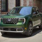 El Ford Maverick 2025 sigue siendo la opción más asequible en el mercado de camionetas nuevas, a pesar de los aumentos en su precio desde su lanzamiento en 2022. Este modelo compacto y eficiente sigue ofreciendo un excelente rendimiento con su motor híbrido estándar de 2.5 litros y 191 caballos de fuerza, ideal para aquellos que buscan una camioneta económica tanto en precio como en consumo.

Equipado con una pantalla táctil de 13.2 pulgadas, Apple CarPlay y Android Auto inalámbricos, y una serie de características de seguridad como frenado automático de emergencia y asistencia de mantenimiento de carril, el Maverick es perfecto para quienes buscan un vehículo práctico y bien equipado. Además, su opción de motor de gasolina turboalimentado de 2.0 litros y 250 caballos de fuerza lo convierte en una opción poderosa si necesitas más rendimiento.