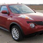 El Nissan Juke intentó destacar en el mercado de los SUV compactos con un diseño audaz, pero su frontal peculiar y sus faros grandes lo hicieron parecer un “ojo de rana”. La marca japonesa, a pesar de actualizar el diseño en años posteriores, no logró corregir su aspecto desproporcionado. Aunque el Juke ganó una base de fanáticos leales gracias a su manejo deportivo y tamaño compacto, su aspecto no era lo que la mayoría de los consumidores buscaban en un SUV. La combinación de una carrocería con techo elevado y un capó corto lo hacía parecer más un personaje de dibujos animados que un vehículo serio.
