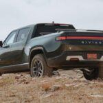 El Rivian R1T es una camioneta eléctrica de vanguardia que ha cautivado a muchos con su promesa de ser el vehículo ideal para aventureros. Sin embargo, la falta de fiabilidad es un problema constante en este modelo. Propietarios han reportado fallos en el software que afectan funciones básicas, así como problemas con la suspensión. A pesar de ofrecer un rango estimado por la EPA de 314 millas, este puede reducirse hasta un 30% en condiciones de frío o al remolcar. A esto se suman acciones de seguridad que incluyen dos recalls en 2024. Además, la limitada infraestructura de servicio con solo 21 centros de servicio en todo EE. UU. hace que el mantenimiento sea complicado y costoso.

Consejo: Si estás considerando el R1T, ten en cuenta que las actualizaciones constantes de software indican que el modelo aún se encuentra en desarrollo, lo que podría generar molestias a largo plazo.