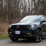 Con un rendimiento combinado de 28 mpg según la EPA, el Mazda CX-50 2025 demuestra que ser eficiente no tiene que ser sinónimo de sacrificios. Equipado con un motor de 2.5 litros, este SUV es capaz de ofrecer una experiencia de conducción divertida y ágil, sin dejar de lado la eficiencia de combustible.

La cabina del CX-50 está diseñada con materiales de alta gama y ofrece asientos de buen soporte, lo que lo convierte en una opción ideal tanto para viajes largos como para trayectos cortos en la ciudad. El diseño exterior robusto se adapta perfectamente tanto a terrenos urbanos como rurales, ofreciendo un SUV pequeño que no renuncia ni a la practicidad ni a la comodidad.