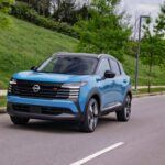 Precio: $22,430
El Nissan Kicks es uno de los SUV más baratos y con una relación calidad-precio sobresaliente. A partir de $22,430, el Kicks 2026 ofrece una pantalla táctil estándar de 12.3 pulgadas, un motor de 4 cilindros y 2.0 litros que entrega 141 caballos de fuerza y una excelente eficiencia de combustible, alcanzando 31 mpg combinado. Aunque su potencia no es impresionante, es ideal para el tráfico urbano y para quienes buscan un SUV pequeño pero eficiente.

Su transmisión CVT es estándar en todos los modelos, aunque algunos usuarios se muestran escépticos debido a los problemas previos de Nissan con estas transmisiones. A pesar de esto, el Kicks sigue siendo una opción sólida para aquellos que priorizan la eficiencia y un precio económico.