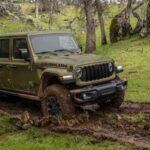Costo de mantenimiento estimado en 10 años: $12,478
El Jeep Gladiator, aunque destaca por su diseño robusto y su capacidad off-road, se encuentra entre los camiones más caros en cuanto a mantenimiento. Durante los primeros 10 años de servicio, los propietarios gastarán alrededor de $12,478 en reparaciones y mantenimiento, lo que lo coloca $2,373 por encima de la media para los camiones pickup.

Además, el Gladiator tiene un 35.84% de probabilidad de necesitar reparaciones mayores durante este período, lo que es un 7.10% más probable que en otros modelos de su segmento. Si bien este camión es ideal para aventuras en terrenos difíciles, no es el mejor aliado si buscas ahorrar en mantenimiento a largo plazo.