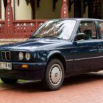 El BMW 318i de 1991 es un excelente ejemplo de cómo un coche clásico puede ser asequible sin sacrificar estilo o rendimiento. Este modelo de la Serie 3 es ideal para quienes buscan una mezcla entre un clásico y un coche económico. Con la famosa parrilla delantera de BMW y un diseño de los años 90 que sigue siendo atractivo, el 318i es una opción de bajo costo para los amantes de los BMW.

Puedes encontrar un 1991 BMW 318i por menos de $10,000, lo que lo convierte en una de las opciones más asequibles de esta marca para los entusiastas de los coches clásicos. Claro que, si prefieres un modelo que necesite menos trabajo de restauración, podrías pagar el doble, pero aún así sigue siendo una opción accesible para un coche con la calidad de BMW.