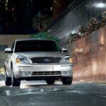 El Ford Five Hundred fue lanzado con grandes expectativas, con la intención de competir con modelos como el Toyota Avalon y el Chrysler 300. Este gran sedán premium se destacaba por su tracción total y su posición elevada de conducción, similar a la de un crossover, lo cual lo hacía ideal para aquellos que empezaban a dejar los sedanes en favor de los SUV. Sin embargo, su estilo conservador y su potencia limitada no lograron atraer a suficientes compradores.

El Ford Five Hundred no tuvo la misma influencia ni familiaridad que otros modelos de la marca. En 2007, fue descontinuado y reemplazado por el Ford Taurus, que ofreció más potencia y un diseño renovado. El Taurus rescató lo mejor del Five Hundred, demostrando que no todos los intentos de innovar con sedanes pueden tener éxito.