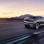 El Jaguar I-PACE es un SUV eléctrico que promete lujo y tecnología, pero también es conocido por su impresionante tasa de depreciación. En tan solo cinco años, este modelo pierde un 72,2 % de su valor, lo que representa una pérdida de más de 50.000 dólares. Aunque su diseño elegante y su tecnología avanzada son atractivos, el I-PACE tiene un alto costo de reparación fuera de garantía, lo que puede resultar en gastos adicionales inesperados. Para muchos compradores de clase media, este nivel de depreciación y los posibles costos de mantenimiento hacen que el I-PACE sea una opción arriesgada. Jaguar, al parecer, decidió discontinuarlo en 2025, lo que también podría influir en su ya problemático valor de reventa.