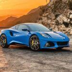 El Lotus Emira 2025 es mucho más que un coche bonito: es el último deportivo de combustión que fabricará la marca británica. Inspirado en el hipercoche eléctrico Evija, luce proporciones perfectas, musculatura marcada y un diseño que destila aerodinámica y pureza. Su propuesta no es futurista, sino atemporal.

Bajo el capó, el Emira ofrece dos opciones igual de excitantes: un V6 3.5 supercargado de origen Toyota con 400 CV o un cuatro cilindros 2.0 turbo de Mercedes-AMG con la misma potencia. Para los puristas, el V6 puede combinarse con una caja manual de seis marchas, algo cada vez más raro. Es un deportivo pensado para el conductor que busca sensaciones directas y una conexión real con la carretera.