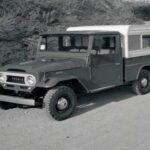La Toyota Land Cruiser Pickup es sinónimo de resistencia. Famosa por su robusto motor diésel y sus ejes sólidos, esta camioneta ha conquistado mercados internacionales gracias a su capacidad de carga, su tracción 4x4 legendaria y su fiabilidad absoluta. Es la elección perfecta tanto para trabajos exigentes como para expediciones off-road.

En su interior, la Land Cruiser apuesta por la practicidad: mandos simples, materiales duraderos y un habitáculo amplio pensado para la utilidad. No es casualidad que profesionales y aventureros de todo el mundo la sigan eligiendo como herramienta de confianza.