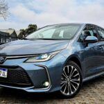 Con un precio base de 23.825 dólares a partir de 2025, el Toyota Corolla Híbrido es la evolución natural de un icono global. Con hasta 50 millas por galón, ofrece fiabilidad probada, bajo coste de mantenimiento y un diseño sin complicaciones.

Alan Gelfand, con tres décadas en German Car Depot, lo resume así: “Combina eficiencia excepcional, durabilidad y simplicidad”. A su vez, Alex Black de EpicVIN lo define como el mejor en relación calidad-precio: económico, fácil de reparar y hecho para durar.