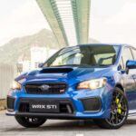 El Subaru WRX de principios de los 2000 combina motor turbo, tracción integral y un enfoque rally que lo hace dominar curvas, gravilla y nieve. Su robusto motor y amplio mercado de recambios lo convierten en favorito de entusiastas y conductores diarios por igual.

Aunque algunos ejemplares pueden haber sido exigidos al límite, un WRX limpio y bien mantenido se puede encontrar cercano a los 10.000 dólares. Ideal para quienes buscan adrenalina sin comprometer la practicidad de un sedán compacto.