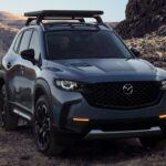 El Mazda CX-50 es la versión más desarrollada del CX-5, con mayor anchura y longitud que incrementan el espacio interior. Su motor turbo permite remolcar hasta 1.597 kg, mientras que su diseño Kodo aporta un estilo dinámico y elegante.

Características interiores destacadas: Apple CarPlay/Android Auto inalámbrico, pantalla de 10,25 pulgadas y climatización automática de doble zona. Su espacio de carga alcanza los 31,4 pies cúbicos, y las plazas traseras son sorprendentemente amplias para un SUV compacto.
