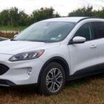 El Ford Escape 2025 combina accesibilidad con tecnología avanzada. Disponible con motor turbo de 180 CV o 250 CV y tracción total opcional, ofrece potencia y suavidad de manejo.

Características clave: Apple CarPlay/Android Auto inalámbrico, pantalla de 8 pulgadas ampliable, y Ford Co-Pilot360™, con frenada automática, asistencia de mantenimiento de carril y monitor de ángulo muerto. El Escape brinda 42,4 pulgadas de espacio para las piernas en el asiento delantero y flexibilidad en la segunda fila para pasajeros o carga.