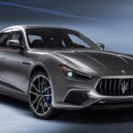 Precio: $110,995 – $166,495

El Maserati Ghibli es un sedán deportivo italiano que llama la atención por su diseño elegante y detalles como los faros LED matriciales y el icónico tridente en la parrilla.

Problemas: Bajo su exterior sofisticado, la Ghibli presenta serios problemas de fiabilidad, piezas costosas y mantenimiento elevado. Según expertos, es comparable a un Chrysler “mejorado”, pero con precio de lujo, lo que lo convierte en una inversión arriesgada.