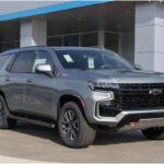 El Chevrolet Tahoe 2024 llega con motores V8 de 5.3 y 6.2 litros, combinados con un sistema 4WD robusto. Su versión Z71 añade placas protectoras, neumáticos todoterreno y suspensión neumática. Con capacidad para 9 pasajeros y una zona de carga enorme, es perfecto para viajes largos. Además, su capacidad de remolque de 8.400 libras lo convierte en una referencia del segmento.