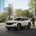 El Mazda CX-50 Hybrid marca un consumo de 38 mpg combinados y añade el característico tacto de conducción de la marca japonesa. Su dirección es precisa, la suspensión firme sin ser incómoda y la posición de conducción invita a recorrer kilómetros sin cansancio. Además, ofrece tracción total de serie y un maletero que se adapta tanto a escapadas de fin de semana como a viajes largos.