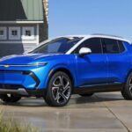 El Chevrolet Equinox EV es actualmente el SUV eléctrico más barato de EE. UU., con un precio base de 26.100 dólares (que subirá a 33.600 en octubre). Su versión LT ofrece hasta 512 km de autonomía, pantalla táctil de 17,7 pulgadas y tracción total opcional. Una opción muy competitiva en el segmento, aunque sin compatibilidad con Apple CarPlay ni Android Auto.